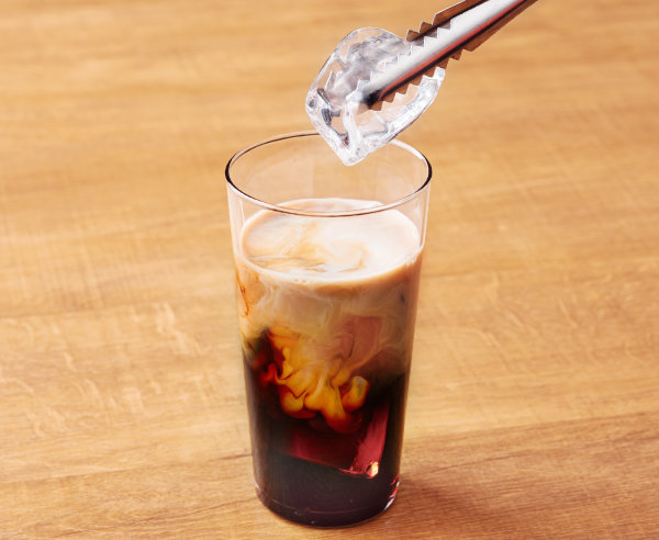 牛乳と氷を入れる