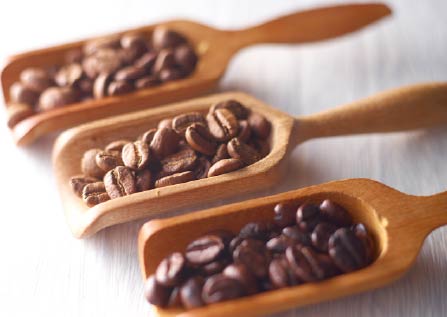 【ブレンドコーヒーとは？】ブレンドのメリットやストレートコーヒーとの違い、自宅で上手に作るポイント 