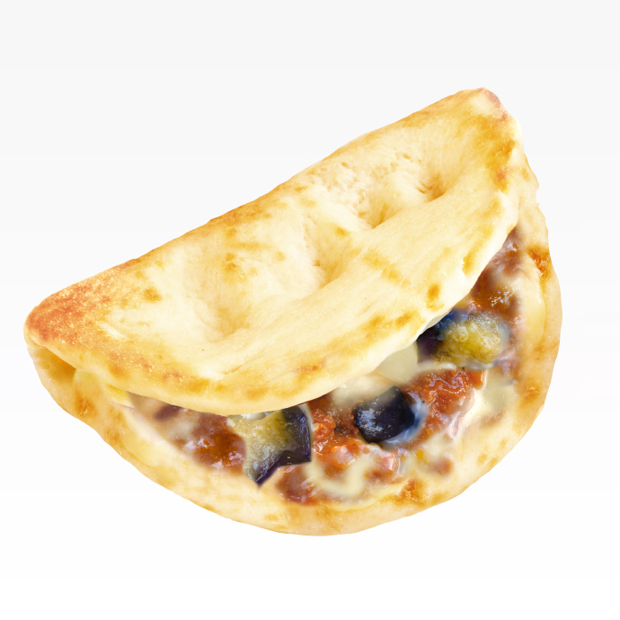 カルツォーネ　ナスとチーズのボロネーゼ